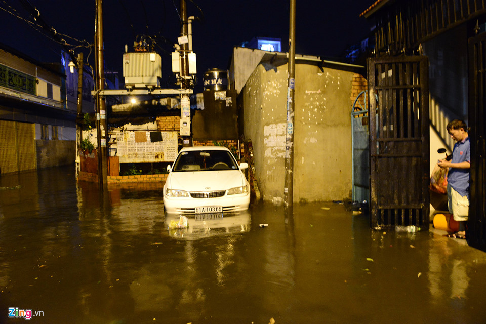 Người Sài Gòn lội nước ngập ngang bụng, ngã sấp mặt giữa đêm